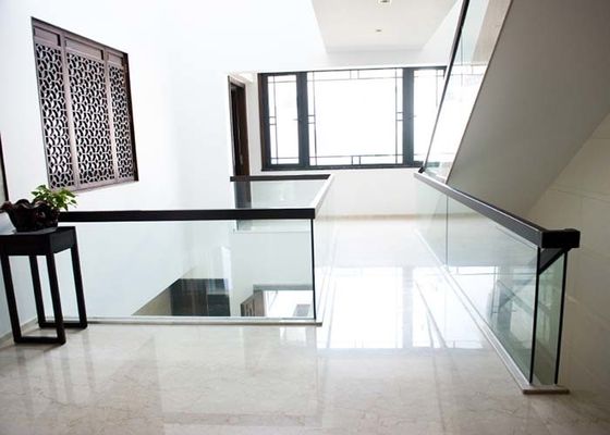 Trilhos de vidro modernos personalizados vão das escadas decorativos para a cerca de Residentia