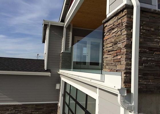 Projeto Frameless dos trilhos de vidro de alumínio exteriores da balaustrada da varanda para o balcão