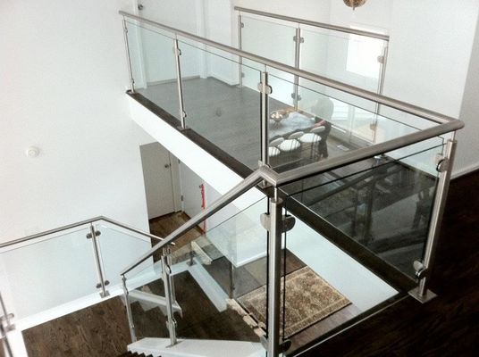 Balaustrada de vidro exterior durável escovada moderna dos trilhos de vidro do balaústre