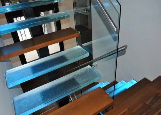 Escadaria de vidro dos trilhos da plataforma das escadas retas da viga de aço do quadrado do passo da luz do diodo emissor de luz