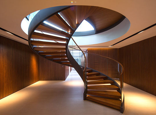 Passo interior curvado moderno durável da madeira maciça da escadaria com trilhos de vidro