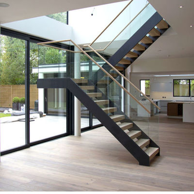 Forma interna da madeira maciça U da escadaria do voo reto do aço carbono para o apartamento/casa de campo