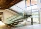 Decoração interna das escadas retas da madeira maciça com montantes do vidro temperado