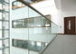 Assoalho interno dos trilhos de vidro de alumínio da plataforma das escadas fixado na parede com corrimão