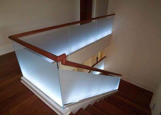 Trilhos de vidro de alumínio da escadaria da luz do diodo emissor de luz com o corrimão útil dos SS