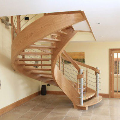 Espaço de madeira curvado da escadaria da construção de aço que salvar a escadaria espiral