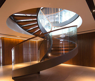 Passo de madeira curvado moderno interno/exterior da escadaria moderou os bens de vidro dos trilhos