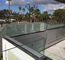 Assoalho - trilhos de aço inoxidável montados, estrutura de vidro do sólido da balaustrada do balcão
